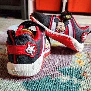 Toddler Size 8 Black and Red Mickey Mouse Light Up Sneakers 🌟